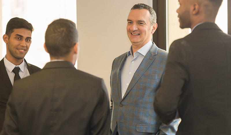 Sócio-diretor Roberto Quiroga conversa com jovens profissionais contratados pelo programa Soma talentos em 2019