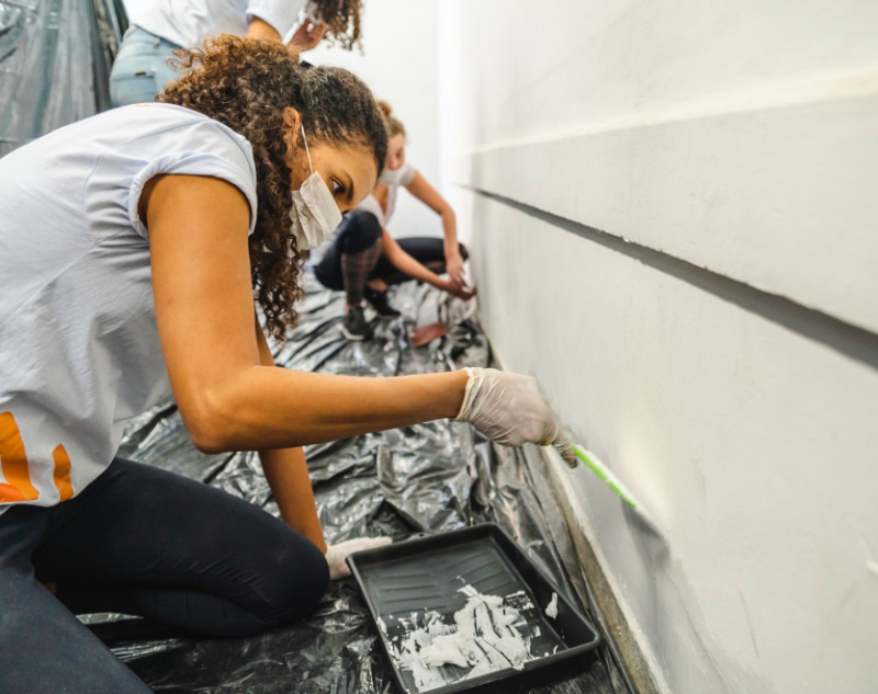 Reforma da biblioteca da E. E. Lasar Segall, em São Paulo, conduzida por voluntários do Mova em 2019